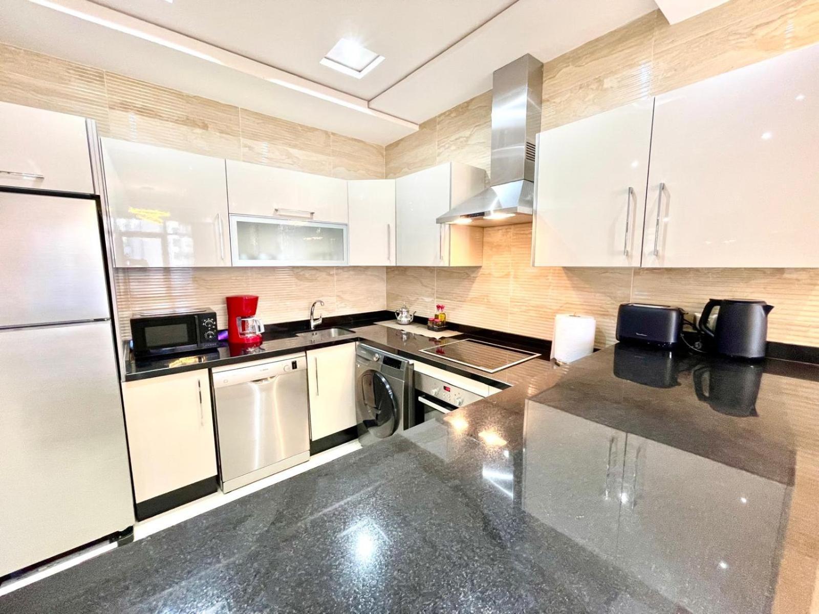 Modern Elegance With Sea Views In Central Tangier - Steps To Beach, Train And Attractions! Ngoại thất bức ảnh